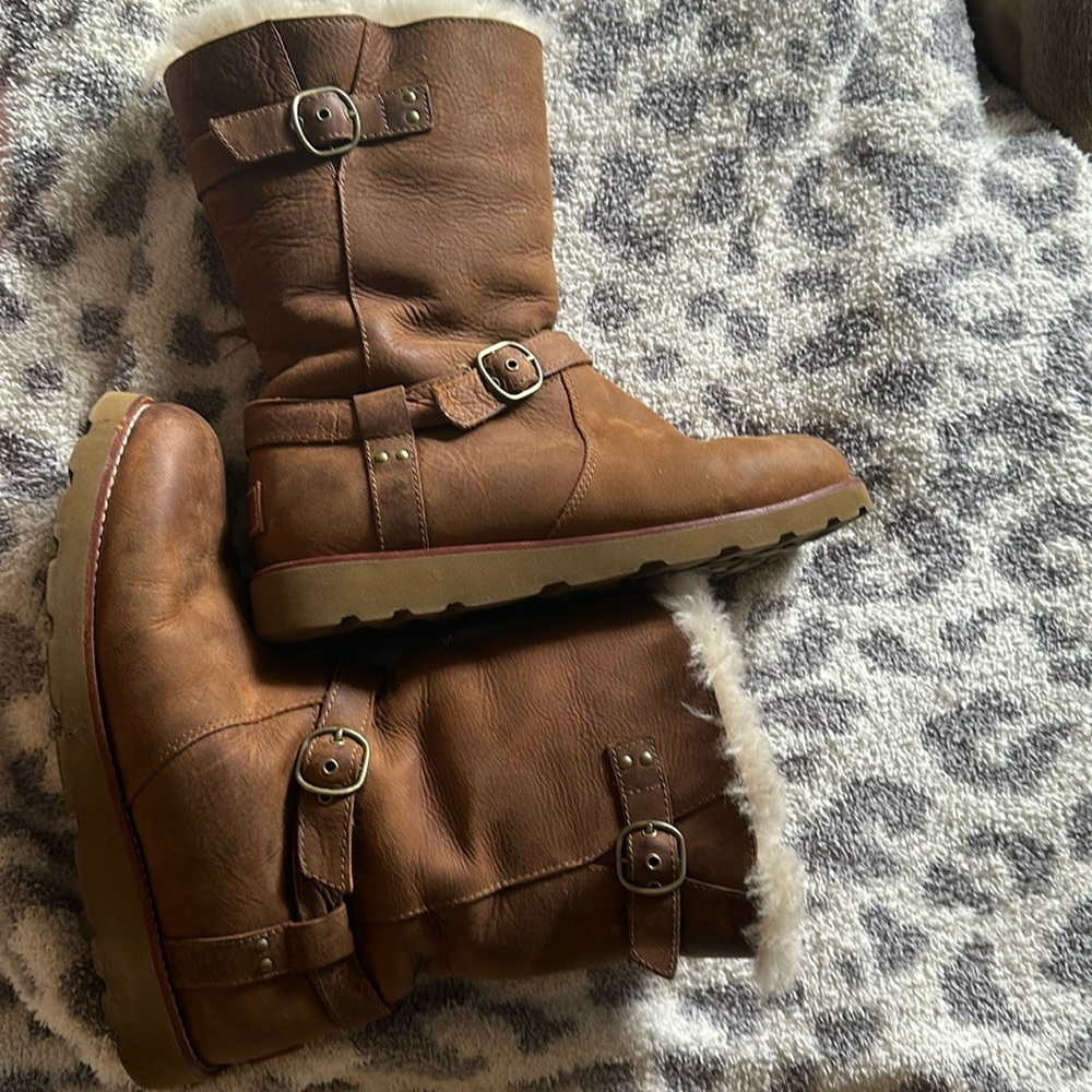 WOMENS LEATHER WATERPROOF UGGS- size 9